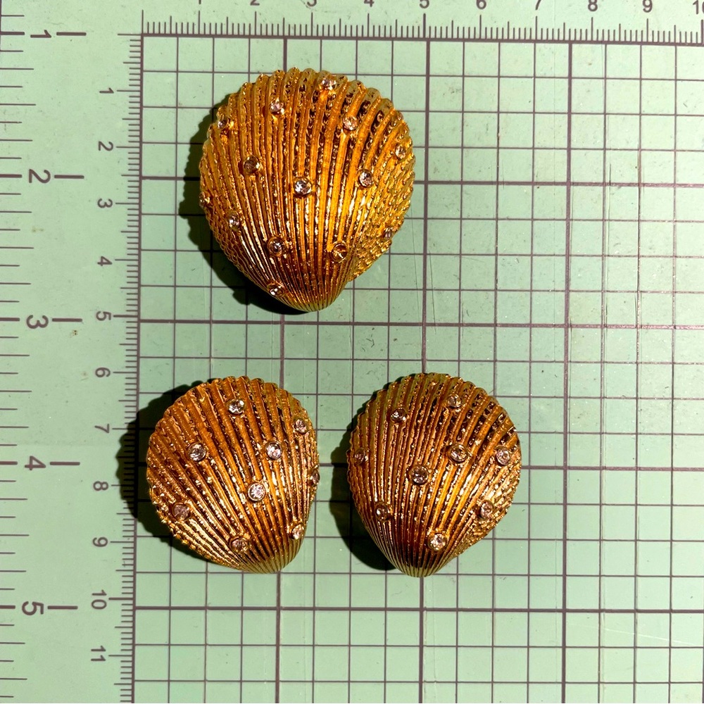 Vintage Castlecliff seashell brooch and earrings set